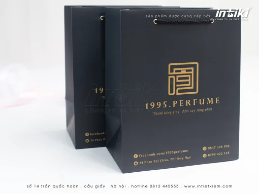 Kích thước túi giấy đựng mỹ phẩm: Túi giấy đựng mỹ phẩm có nhiều kích thước khác nhau để phù hợp với các sản phẩm mỹ phẩm khác nhau.
