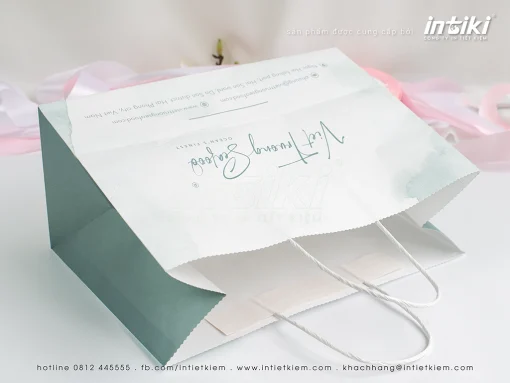 Túi giấy kraft được sản xuất từ nguyên liệu tái chế, giúp giảm thiểu lượng rác thải và ảnh hưởng đến môi trường.