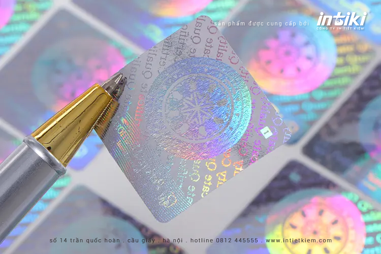 In tem chống hàng giả hologram 7 màu - Bảo vệ thương hiệu của bạn! 3 tem chống hàng giả hologram 7 màu là một giải pháp hiệu quả để bảo vệ thương hiệu của bạn